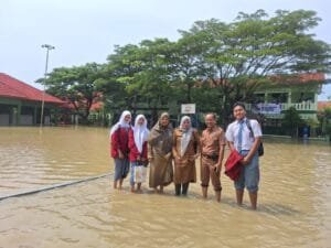 elawan Sobat Bang Syahrir membersihkan lumpur di SMAN 2 Sukatani pasca-banjir Bekasi