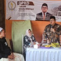 Ricky Kurniawan berbincang dengan warga Cinangneng dalam kegiatan Dialog Rakyat.