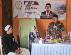 Ricky Kurniawan berbincang dengan warga Cinangneng dalam kegiatan Dialog Rakyat.