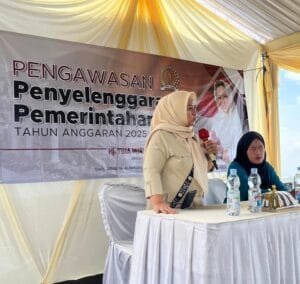 Tina Wiryawati memberikan penyuluhan hukum kepada perempuan di Desa Puncak Kuningan