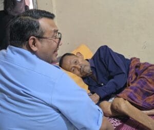 George Edwin Sugiharto menyerahkan bantuan kursi roda kepada warga dalam kegiatan Bakti Gerindra di Cirebon