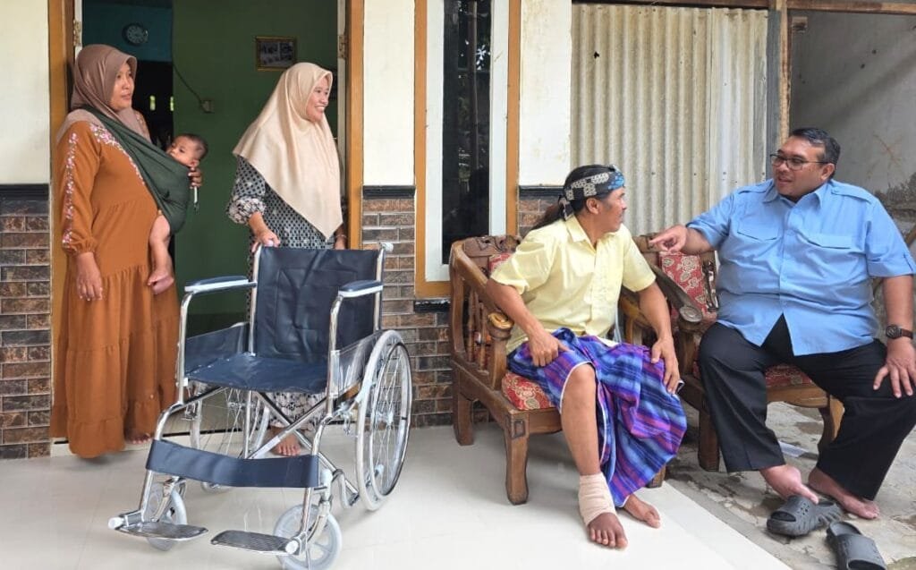 George Edwin Sugiharto berfoto bersama keluarga penerima bantuan kursi roda di kegiatan Bakti Gerindra Cirebon