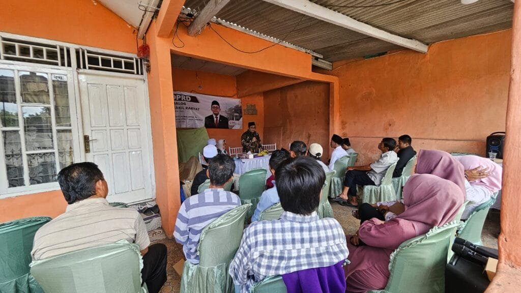 Warga Cinangneng menyampaikan persoalan BPJS dan PIP kepada Ricky Kurniawan saat Dialog Rakyat.