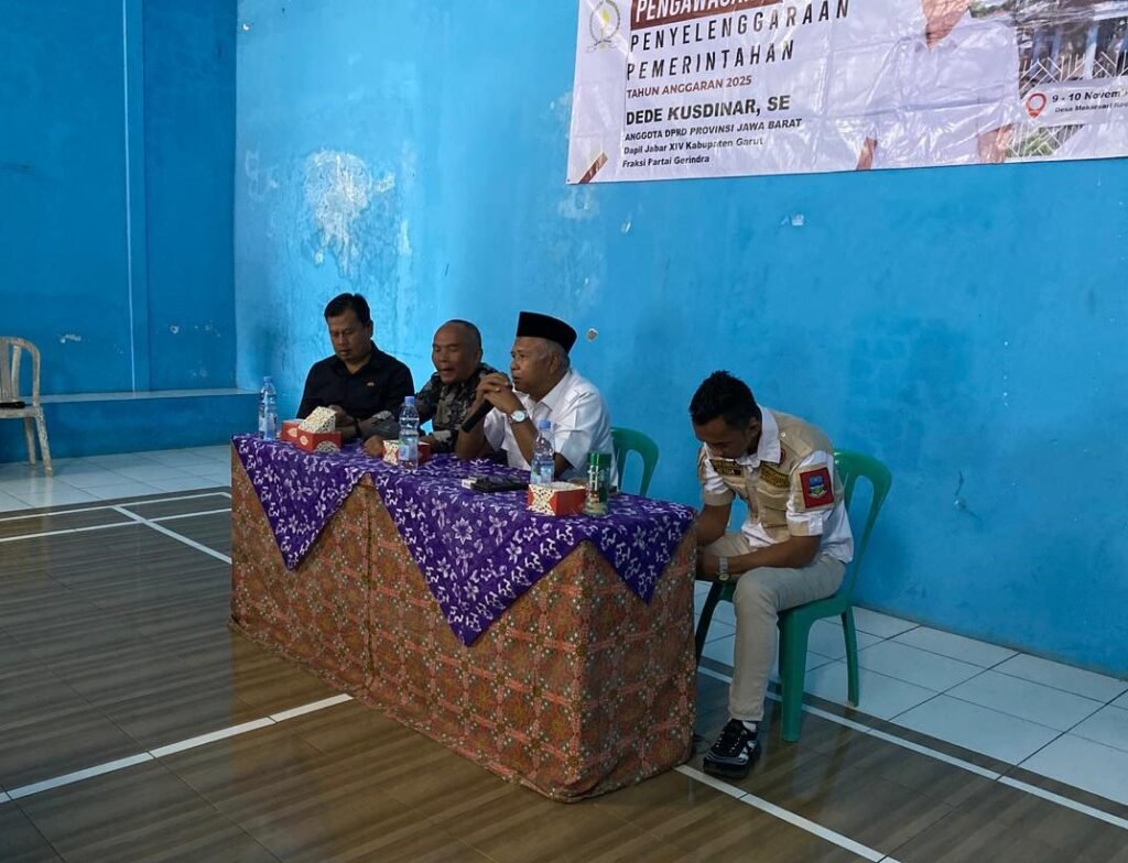 Dede Kusdinar meninjau kegiatan pengawasan peraturan pemerintahan di Desa Pasanggarahan, Kecamatan Cilawu, Garut