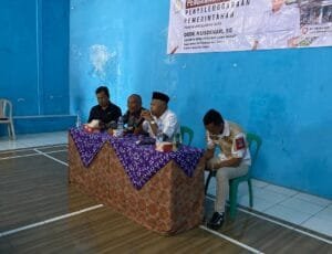Dede Kusdinar meninjau kegiatan pengawasan peraturan pemerintahan di Desa Pasanggarahan, Kecamatan Cilawu, Garut