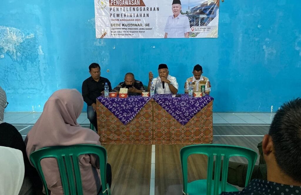 Peserta mengikuti kegiatan pengawasan peraturan pemerintahan di Desa Pasanggarahan, Kecamatan Cilawu, Garut