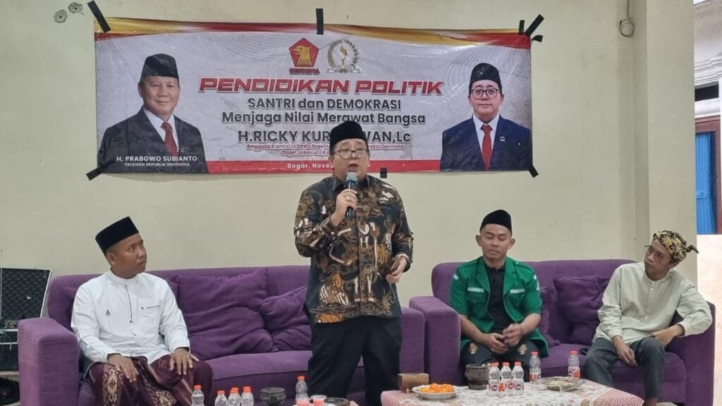 Ricky Kurniawan berdialog dengan para santri dalam sesi tanya jawab mengenai demokrasi dan peran santri