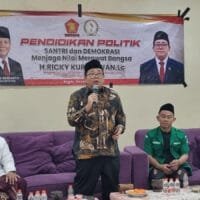 Ricky Kurniawan berdialog dengan para santri dalam sesi tanya jawab mengenai demokrasi dan peran santri