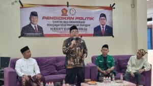Ricky Kurniawan berdialog dengan para santri dalam sesi tanya jawab mengenai demokrasi dan peran santri