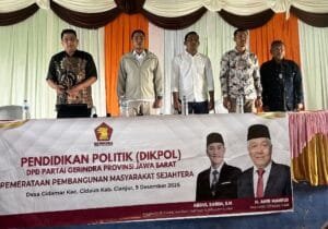 Abdul Karim memberi pendidikan politik kepada warga pedesaan di Desa Cidamar, Kecamatan Cidaun, Kabupaten Cianjur