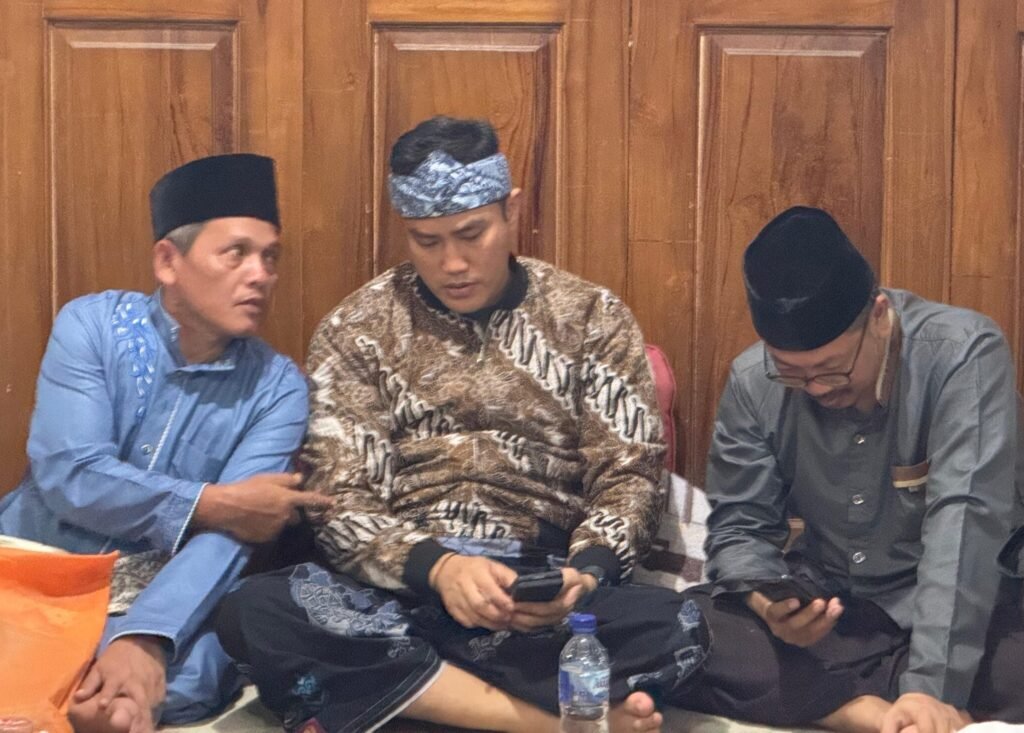 Abdul Karim mendengarkan masukan warga Cianjur dalam kegiatan dialog wakil rakyat.