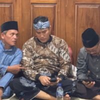 Abdul Karim mendengarkan masukan warga Cianjur dalam kegiatan dialog wakil rakyat.