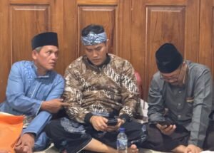 Abdul Karim mendengarkan masukan warga Cianjur dalam kegiatan dialog wakil rakyat.