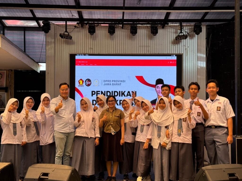 Abdul Karim memberikan materi pendidikan demokrasi kepada pemilih pemula di Cianjur.