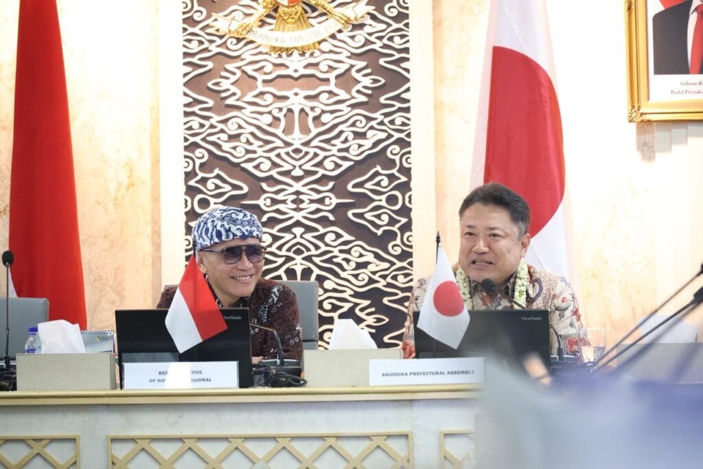 Buky Wibawa memimpin pertemuan dengan delegasi Parlemen Shizouka Jepang di Bandung.