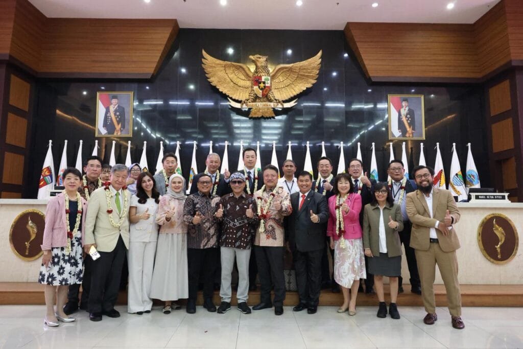 Buky Wibawa berdialog mengenai peluang wisata pendidikan Geopark Ciletuh bersama delegasi Jepang.