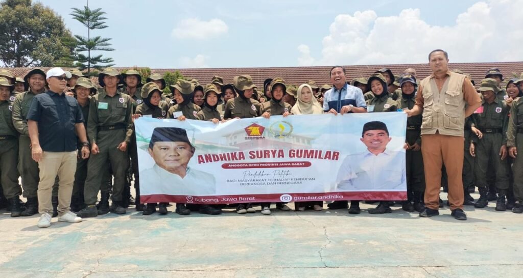Andhika Surya Gumilar memberikan materi pendidikan politik kepada pelajar SMK Nurul Gina Abidin Subang.