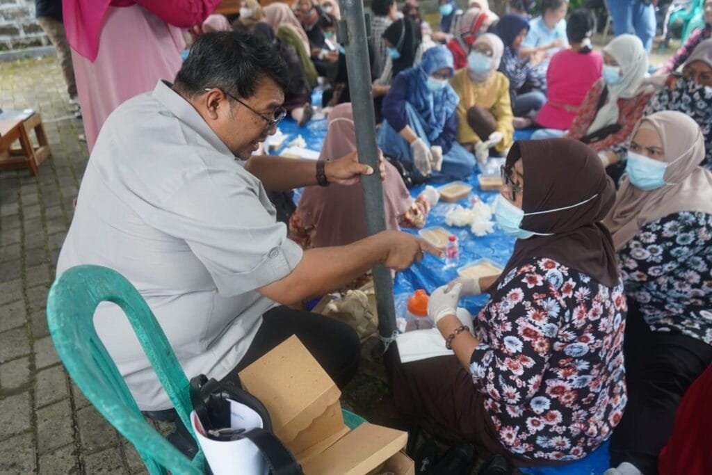 Peserta mempraktikkan pembuatan produk olahan dari minyak jelantah dalam kegiatan yang dihadiri George Edwin.