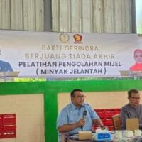 George Edwin Sugiharto membuka pelatihan pengolahan minyak jelantah bersama warga Cirebon.