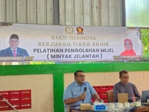 George Edwin Sugiharto membuka pelatihan pengolahan minyak jelantah bersama warga Cirebon.
