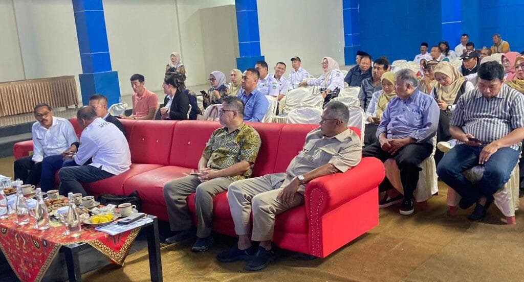 Pemangku kepentingan berdiskusi bersama Dede Kusdinar mengenai strategi percepatan swasembada pangan di Garut.