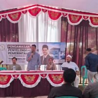 Tobias Ginanjar Sayiddina berdialog dengan warga Desa Nyalindung dalam kegiatan pengawasan pemerintahan