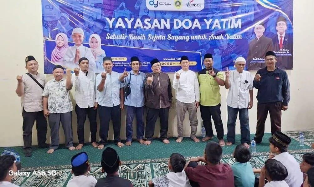 Ricky Kurniawan berfoto bersama pengurus Yayasan Doa Yatim dan warga pada kegiatan santunan di Dramaga Bogor