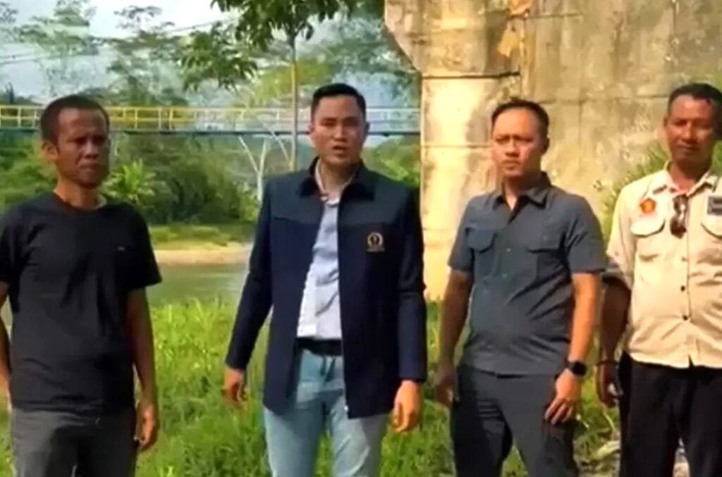 Abdul Karim bersama anggota DPRD Kabupaten Cianjur, Angga Linoseva, serta pihak terkait meninjau lokasi jembatan Kadupandak–Cijati yang mangkrak