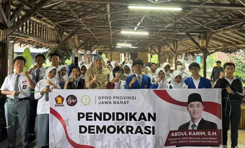 Abdul Karim bersama pelajar dan mahasiswa dalam kegiatan Pendidikan Demokrasi di Rumah Makan Teh Sari, Desa Nagrak, Cianjur