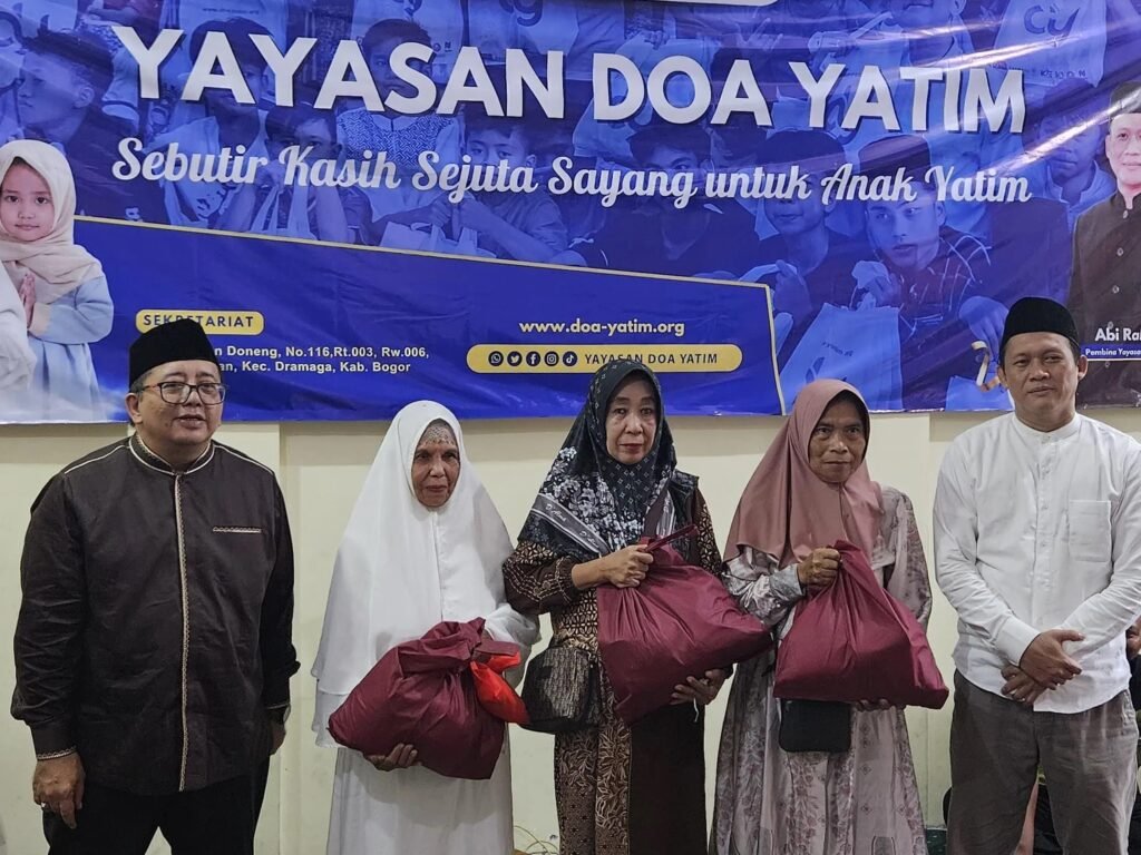 Ricky Kurniawan berfoto bersama anak-anak yatim dan pengurus YDY dalam kegiatan santunan di Babakan Dramaga Bogor