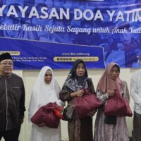 Ricky Kurniawan berfoto bersama anak-anak yatim dan pengurus YDY dalam kegiatan santunan di Babakan Dramaga Bogor