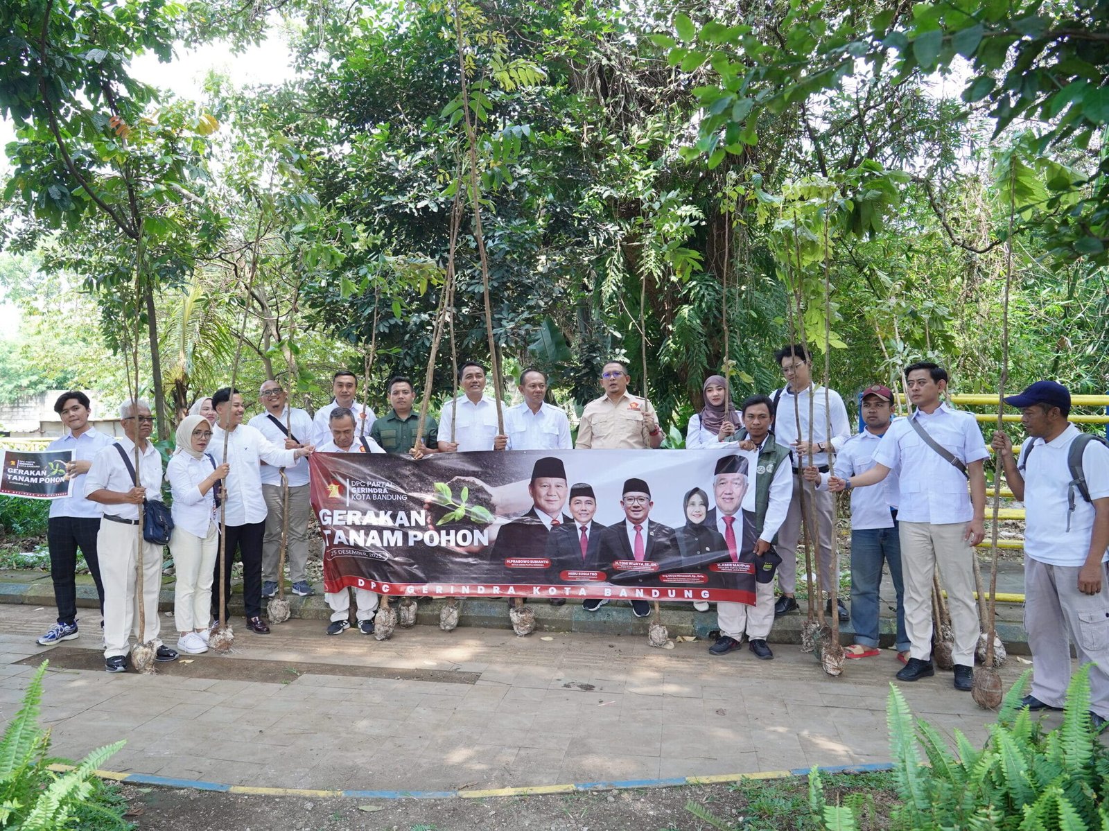 Toni Wijaya Pimpin Gerindra Kota Bandung Tanam 100 Pohon untuk Pelestarian Lingkungan di 30 Kecamatan