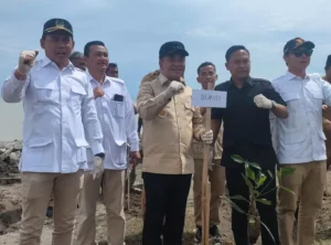 Ajang Supandi memimpin Gerindra Karawang menanam 5.000 mangrove di pesisir Karawang
