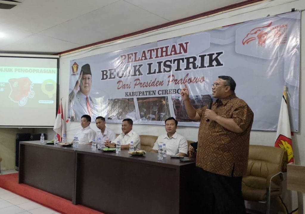 Pengemudi di Cirebon menerima becak listrik dari program bantuan pemerintahan Prabowo Subianto