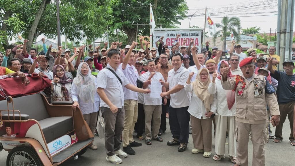 George Edwin Sugiharto S.I.P. dan Drs. H. Subhan menghadiri penyerahan Becak Listrik Cirebon kepada warga