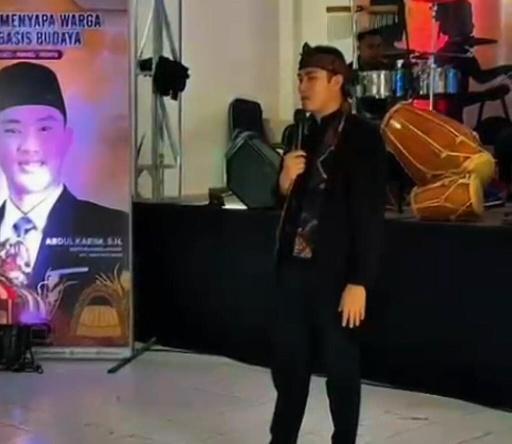 Warga mengikuti pertunjukan seni pada kegiatan Pelestarian Budaya Cianjur