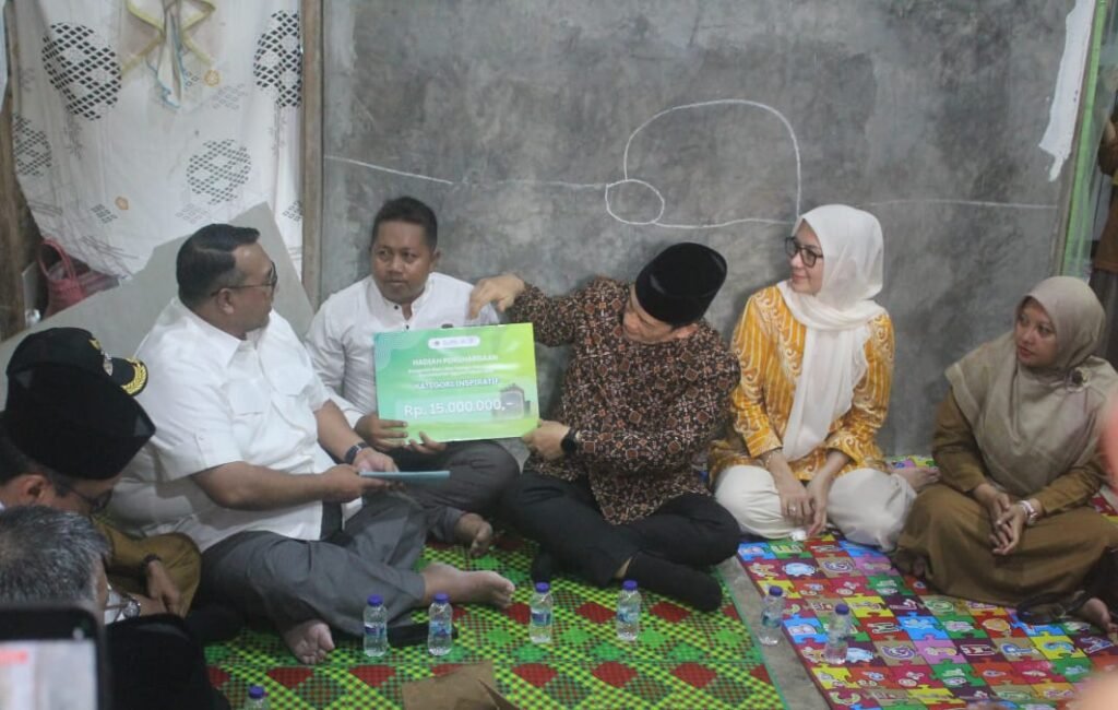 George Edwin Sugiharto menyerahkan bantuan kepada guru honorer pada peringatan Hari Guru Nasional Cirebon