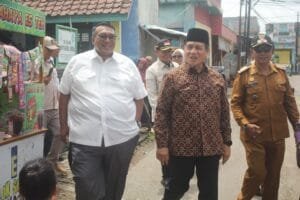 George Edwin Sugiharto dan Wakil Menteri Agama Romo Syafi’i berbincang dengan guru honorer penerima bantuan
