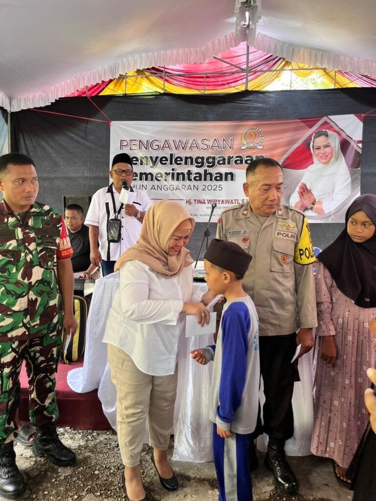 osial Ciamis Tina Wiryawati memberikan santunan kepada anak yatim di Purwadadi, Ciamis