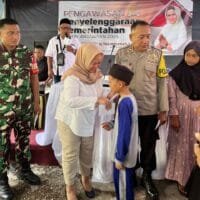 osial Ciamis Tina Wiryawati memberikan santunan kepada anak yatim di Purwadadi, Ciamis