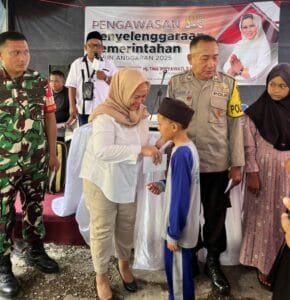 osial Ciamis Tina Wiryawati memberikan santunan kepada anak yatim di Purwadadi, Ciamis