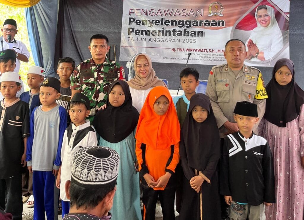 Tina Wiryawati mendampingi lansia saat pemeriksaan kesehatan dalam kegiatan sosial Ciamis