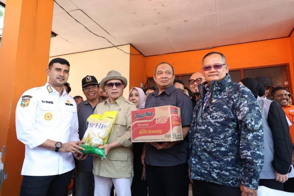 Buky Wibawa menyalurkan bantuan kepada warga terdampak banjir di Kabupaten Bandung