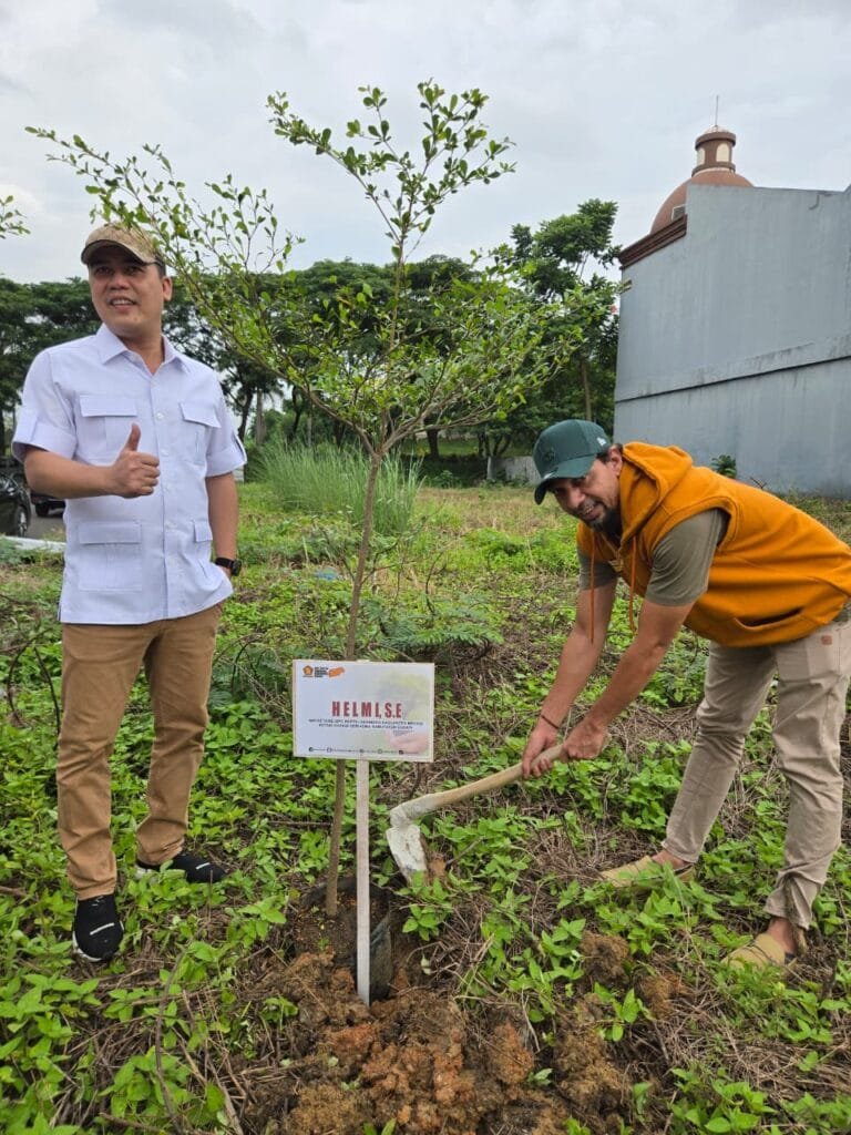 Kader Gerindra Kabupaten Bekasi melakukan penanaman pohon jelang akhir tahun