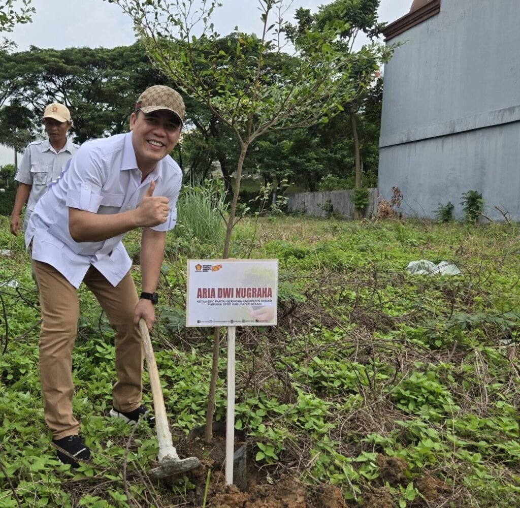 Aria Dwi Nugraha memimpin Gerindra Kabupaten Bekasi menanam 1.500 pohon