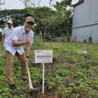 Aria Dwi Nugraha memimpin Gerindra Kabupaten Bekasi menanam 1.500 pohon
