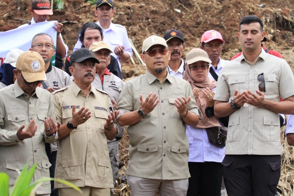 Yayat Hidayat memimpin aksi penanaman 500 pohon bersama Gerindra Kabupaten Bandung
