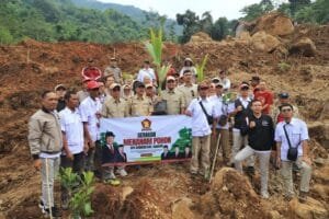 Gerindra Kabupaten Bandung melakukan penanaman pohon di lokasi longsor Desa Wargaluyu Kecamatan Arjasari
