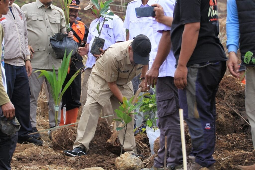 Kader Gerindra Kabupaten Bandung bersama masyarakat menanam pohon pascabencana longsor