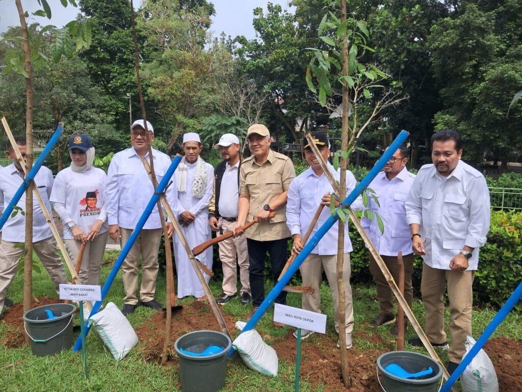 Pradi Supriatna bersama kader Gerindra Depok melakukan penanaman pohon